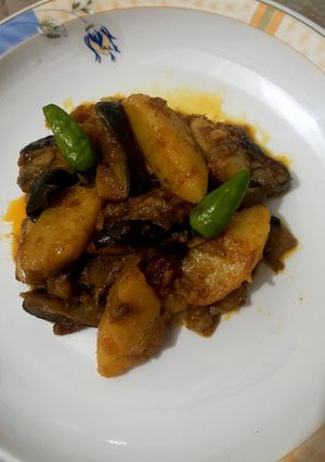A picture of Aloo baingan 🥔🍆.