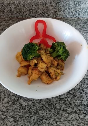 Una foto de Pollo con crema y brócoli Súper fácil 😊
