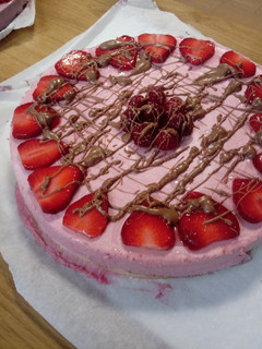 Una foto de Tarta mousse de fresa y frambuesa