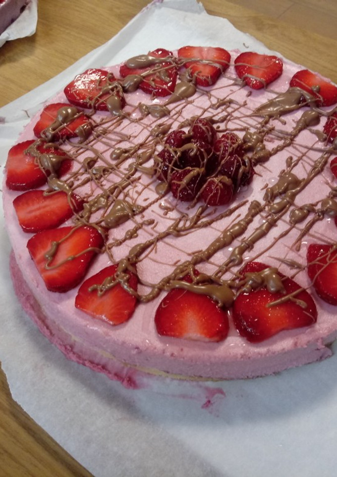 Una foto de Tarta mousse de fresa y frambuesa