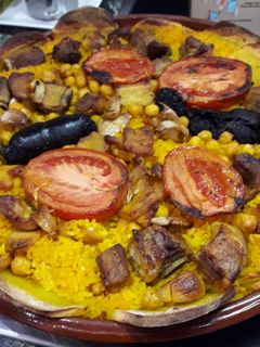 Una foto de Arros al forn (Arroz al horno a la valenciana)
