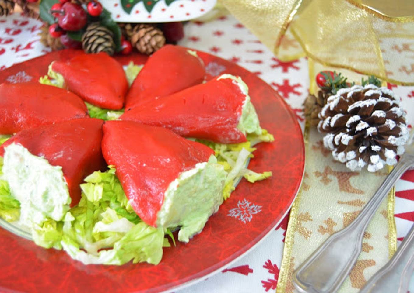 Pimientos del piquillo rellenos de salmón y aguacate