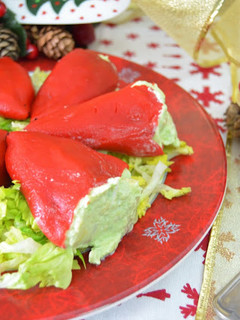 Una foto de Pimientos del piquillo rellenos de salmón y aguacate