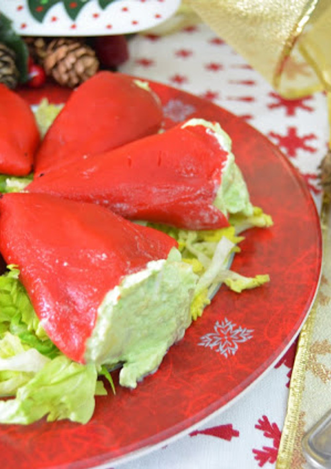 Una foto de Pimientos del piquillo rellenos de salmón y aguacate