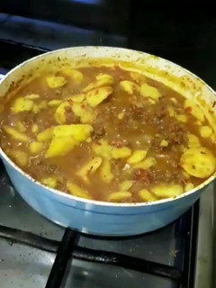 A picture of Potatoes and minced meat sauce.