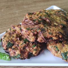 A picture of Puffed rice vada.