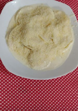 Una foto de Sorrentinos de jamón y queso con salsa cuatro quesos