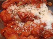 Una foto de gnocchi jamón