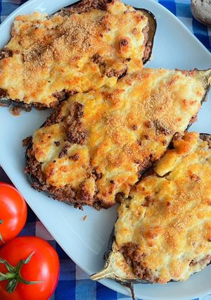 Une photo de Papoutsakia 🇬🇷 aubergines farcies à la viande hachée et béchamel