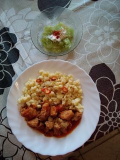 Csülökpörkölt juhtúrós galuskával uborka salátával recept fotója
