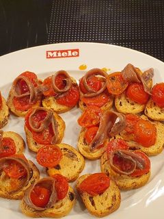 Una foto de Canapés de cherry confitados con anchoas