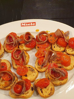 Una foto de Canapés de cherry confitados con anchoas