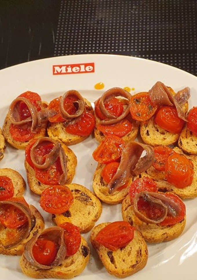 Una foto de Canapés de cherry confitados con anchoas