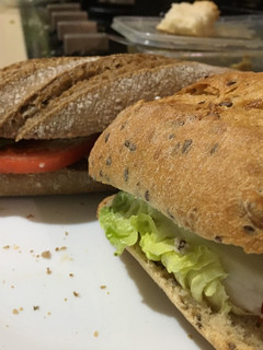 Una foto de Sándwich vegetal con panes variados