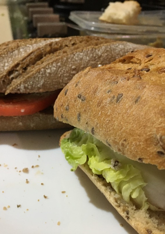 Una foto de Sándwich vegetal con panes variados