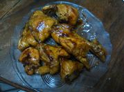 Una foto de pollo con miel