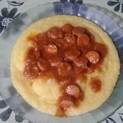 A picture of Polenta con salsa de salchichas de Viena!.