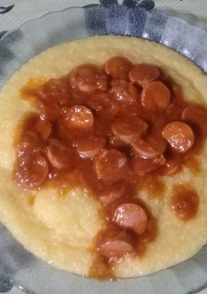 Una foto de Polenta con salsa de salchichas de Viena!