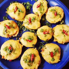 A picture of Tomato fritters (tomato na bhajiya).