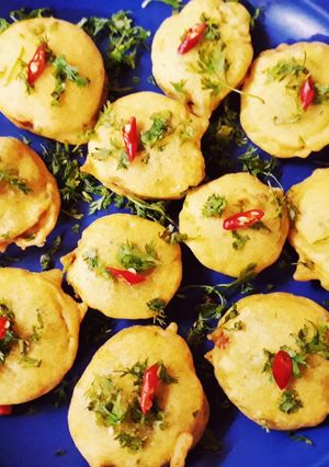 A picture of Tomato fritters (tomato na bhajiya).