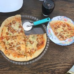 A picture of Chicken veggie pizza 😀😋.