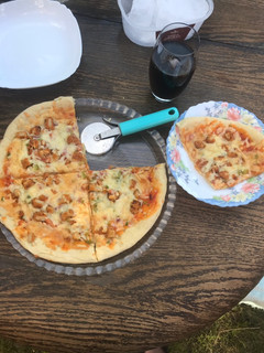 A picture of Chicken veggie pizza 😀😋.