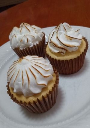 Una foto de Cupcakes de Pie de Limón 🍋