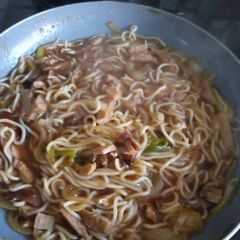 A picture of Char Sui with Noodles.