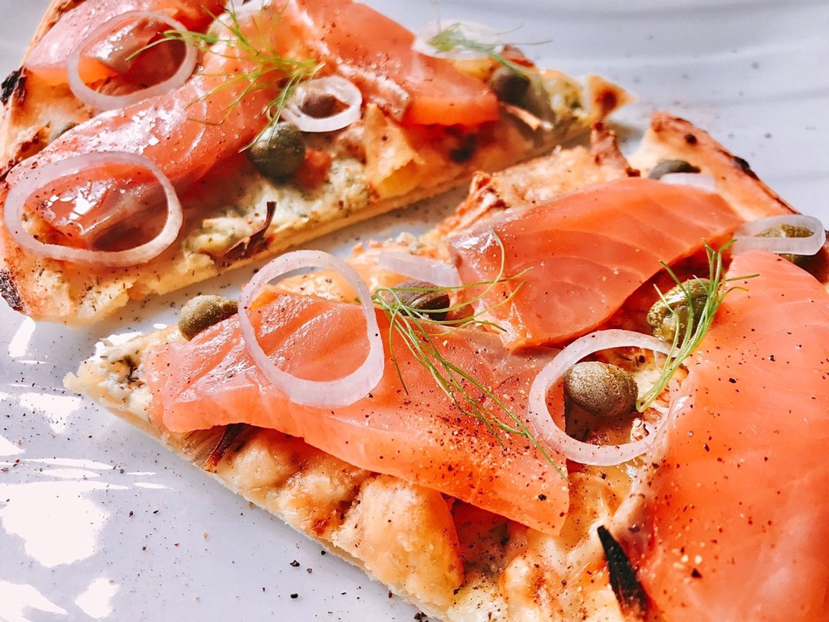 Pizza Đế Mỏng Giòn Nhân Cá Hồi Xông Khói