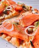 Pizza Đế Mỏng Giòn Nhân Cá Hồi Xông Khói