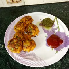 Masaledar aloo ke pakore A picture of Masaledar aloo ke pakore.