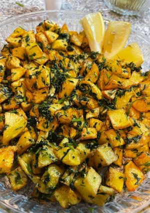 Petrezselymes-fokhagymás fűszeres sültkrumpli recept fotója