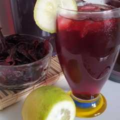 Una foto de Agua de flor de Jamaica con hierbabuena y limón refrescante