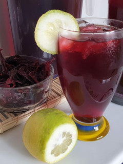 Una foto de Agua de flor de Jamaica con hierbabuena y limón refrescante