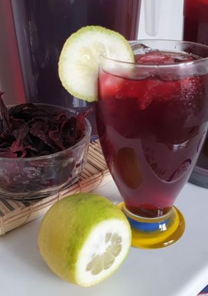Una foto de Agua de flor de Jamaica con hierbabuena y limón refrescante