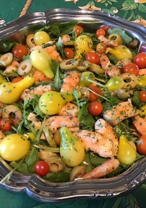 Une photo de Salade de roquette aux crevettes, tomates, olives et ail
