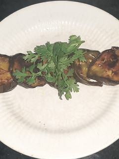 बंगाली बैंगन भाजा (Bengali baingan bhaja recipe in hindi) रेसिपी मुख्य फोटो
