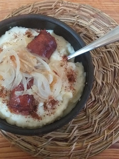 Una foto de Longaniza caramelizada con puré y merkén
