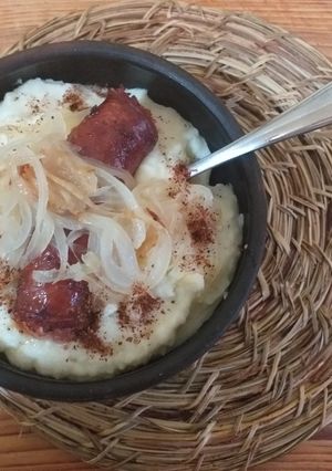Una foto de Longaniza caramelizada con puré y merkén