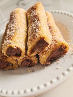 A picture of French Toast Roll-Ups with Sandwich Bread 🍞🍫.