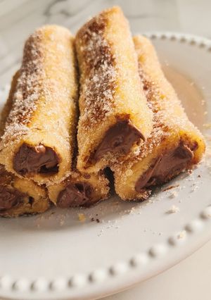 A picture of French Toast Roll-Ups with Sandwich Bread 🍞🍫.
