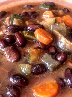 Una foto de Alubias pintas con verduras (vegana)