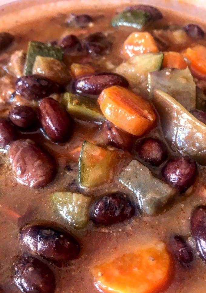 Una foto de Alubias pintas con verduras (vegana)