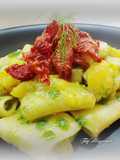Paccheri con coda di rospo, datterini gialli, pesto di basilico e peperoni cruschi