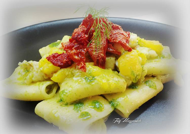 Paccheri con coda di rospo, datterini gialli, pesto di basilico e peperoni cruschi