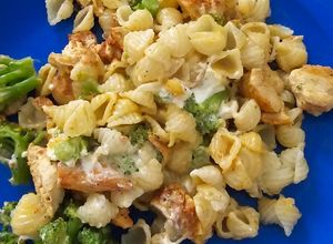 Una foto de Pollo con Brócoli y Queso