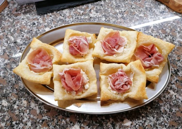 Cestini di sfoglia con gorgonzola e prosciutto crudo