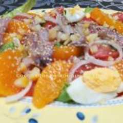 Una foto de Ensalada de sardinas marinadas y naranja con limón encurtido y sésamo