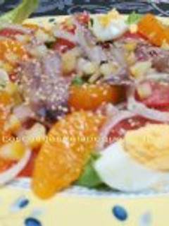 Una foto de Ensalada de sardinas marinadas y naranja con limón encurtido y sésamo
