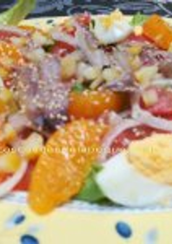 Una foto de Ensalada de sardinas marinadas y naranja con limón encurtido y sésamo